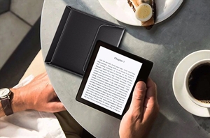 eBookReader Kindle Oasis pikant sleeve sort kaffe bord